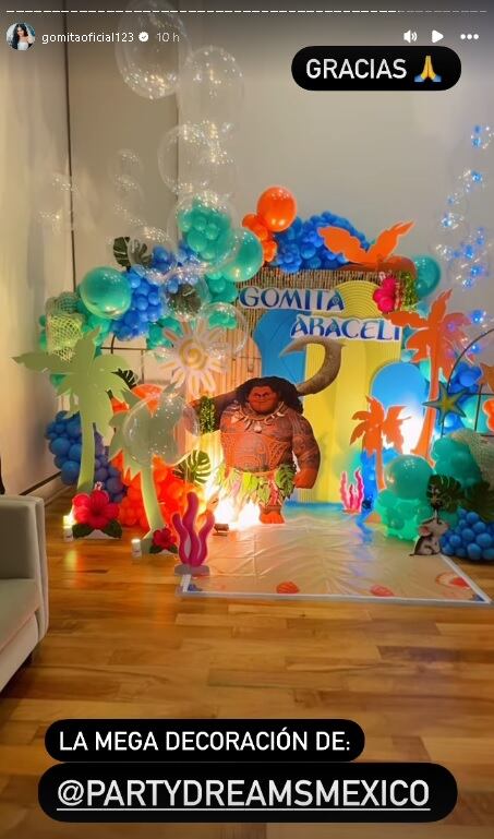 Gomita celebra su cumpleaños con temática de Maui.