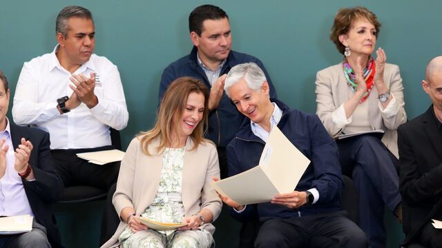 Beatriz Gutiérrez Müller y Alfredo del Mazo conversan durante el arranque del programa Fandango por la Lectura