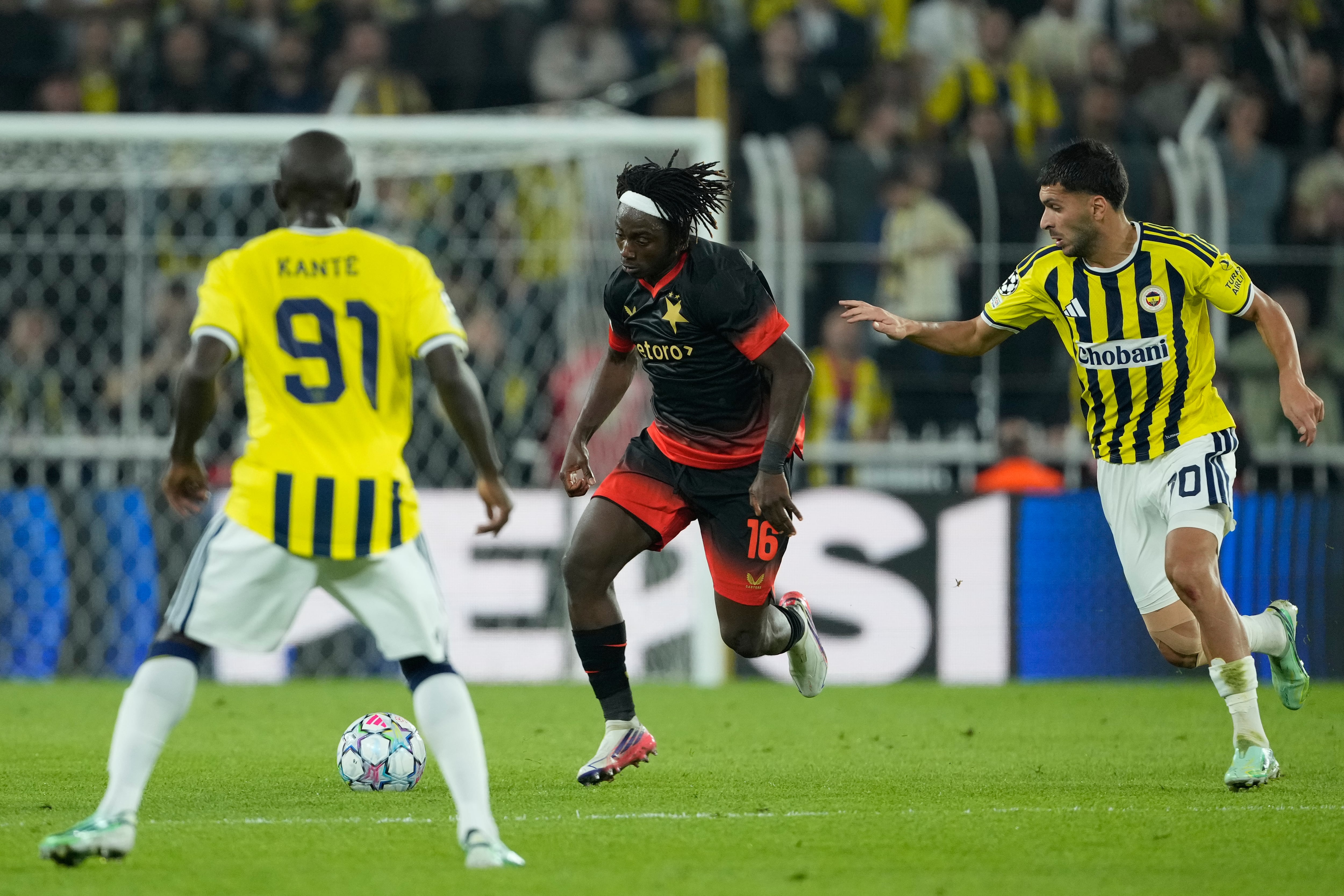 Slavia Praga sacó un punto en la cancha del Fenerbahce