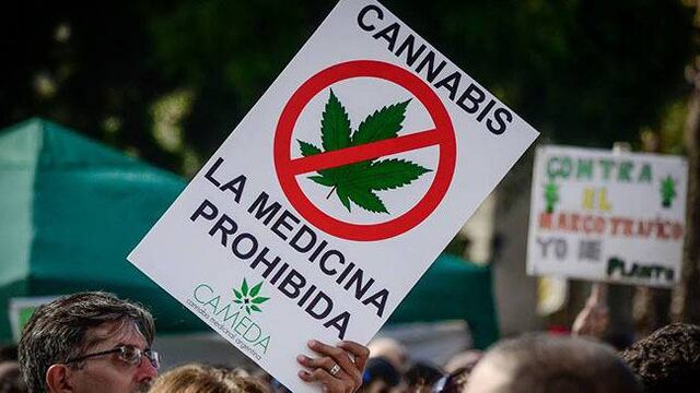 ¿Por qué tenemos que vivir en constante e incapacitante dolor las personas que por desgracia no podemos tomar los medicamentos necesarios para combatir los síntomas del Crohn y de la Espondilitis Anquilosante?