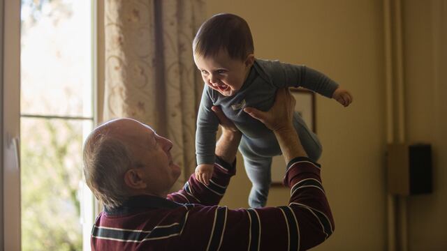 Abuelos que cuidan a sus nietos tiene una vida más larga y evitan el Alzheimer