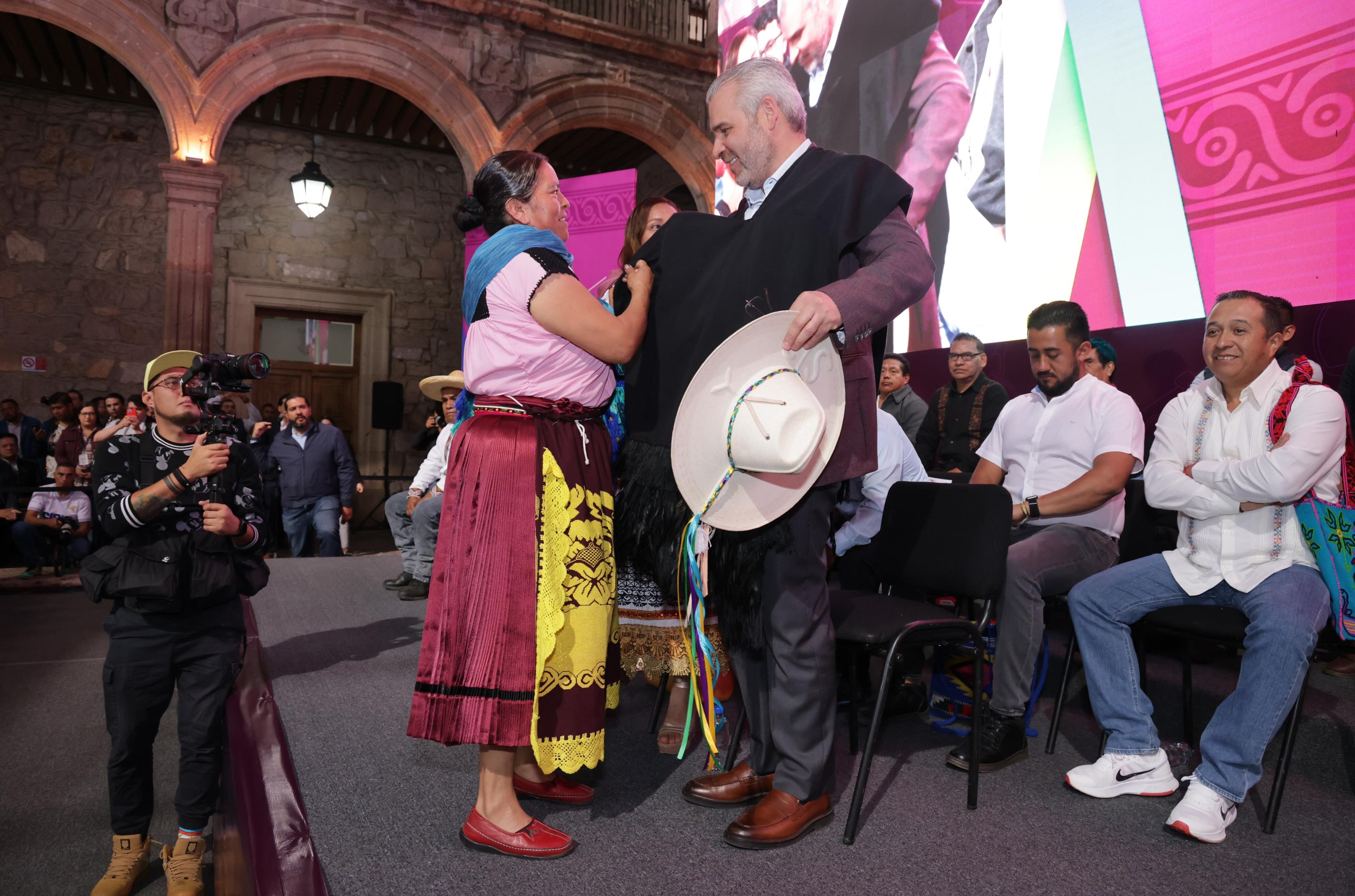 Alfredo Ramírez Bedolla firma iniciativa de reforma en materia indígena