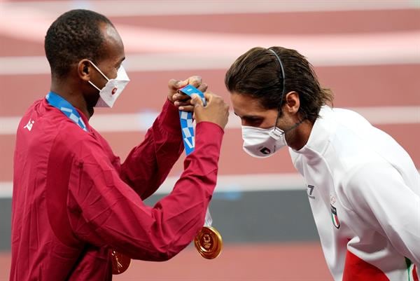 Mutaz Essa Barshim y Gianmarco Tamberi se colocan la medalla de oro compartida.