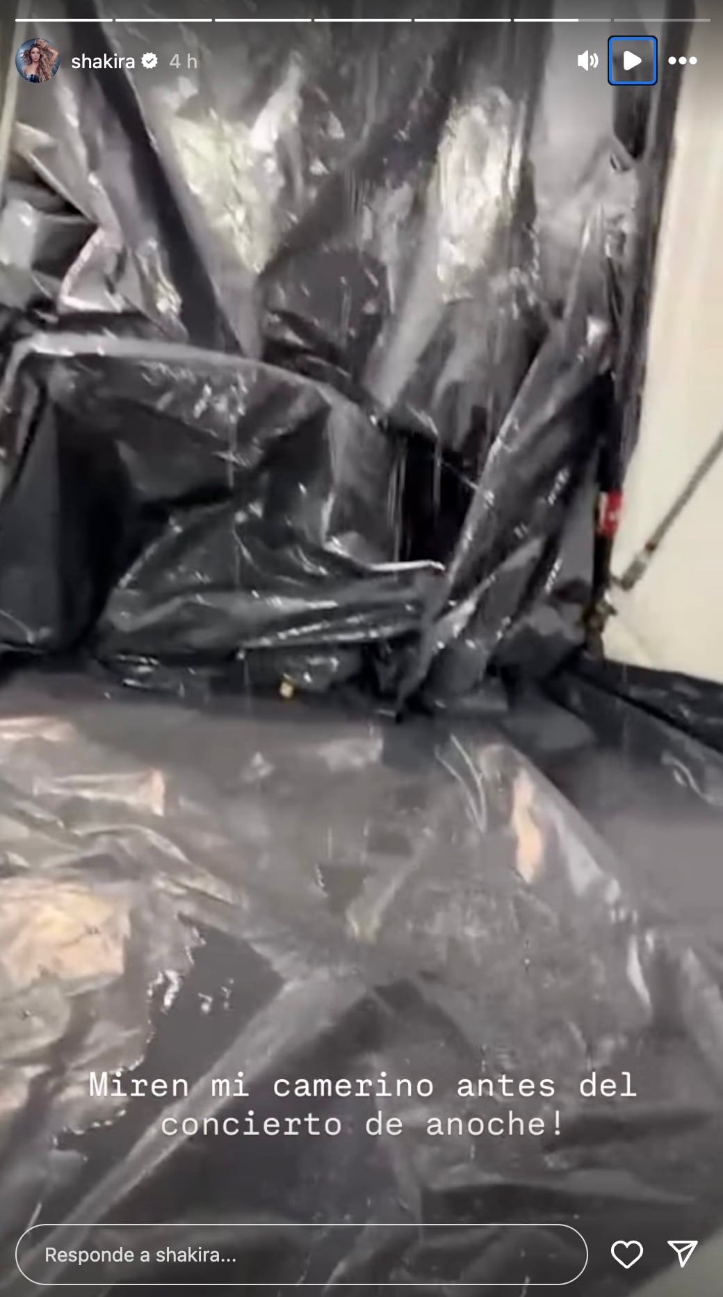 Shakira casi se queda sin camerino por la lluvia en Querétaro