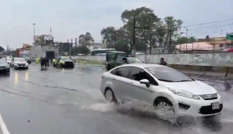 Lluvias CDMX hoy 14 de julio inundan otra vez Calzada Zaragoza; reportan tránsito lento