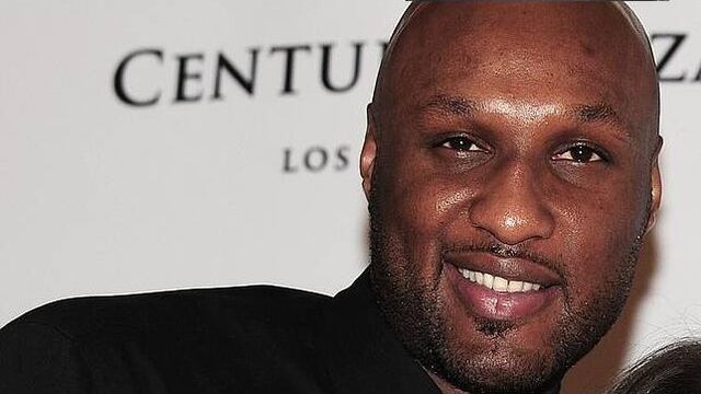 Empleados intentaron tomarle fotos y obtener su reporte médico. 