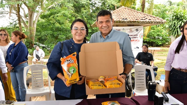 Javier May anuncia tabletas para estudiantes en gira por Tabasco.