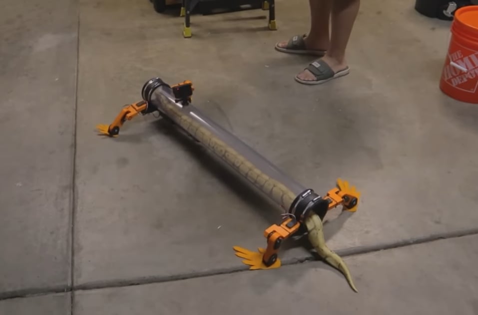 Serpiente caminando con patas robóticas