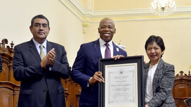 BUAP entrega doctorado Honoris causa a Eric Leroy Adams