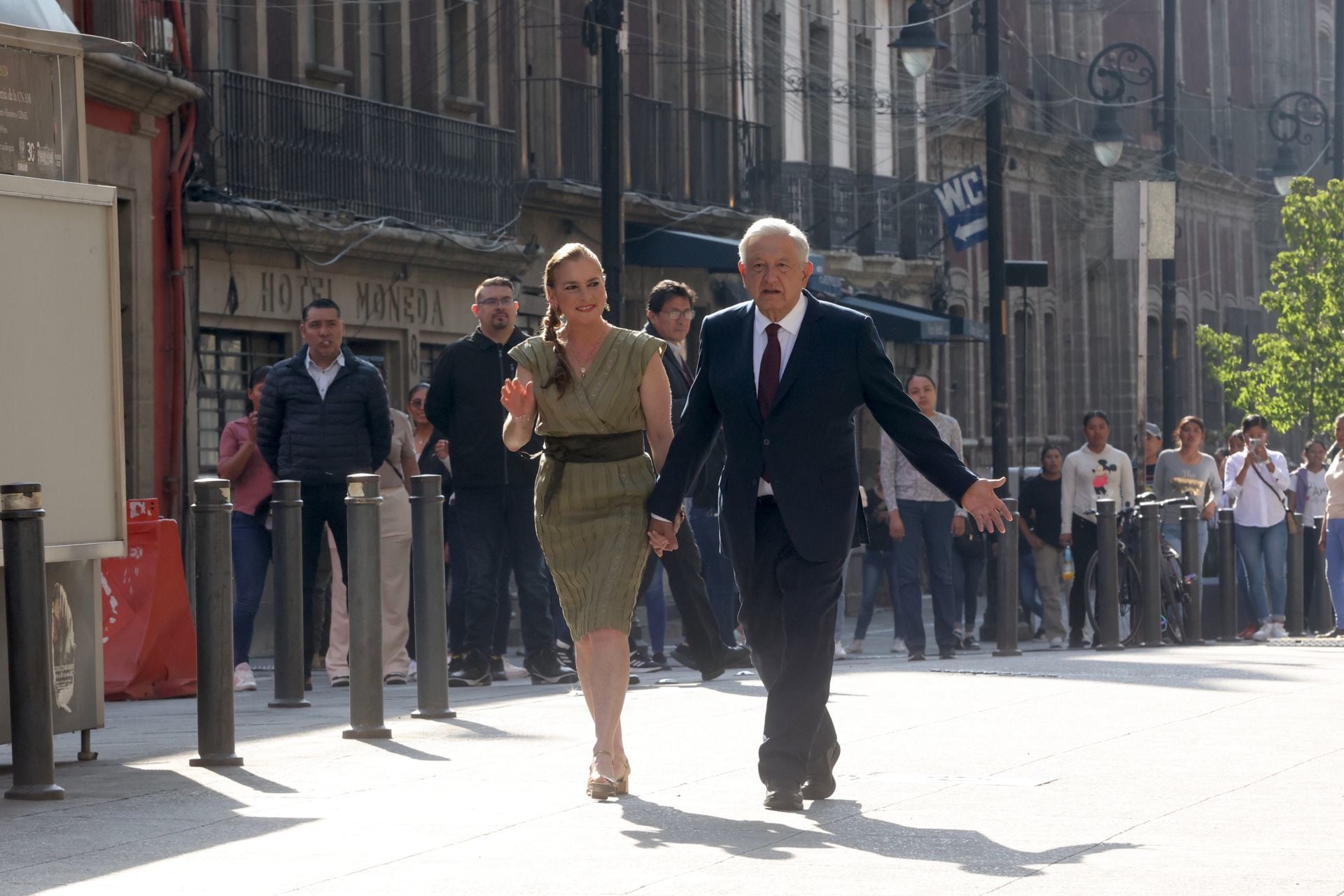 AMLO vota acompañado de su esposa Beatriz Gutiérrez Müller