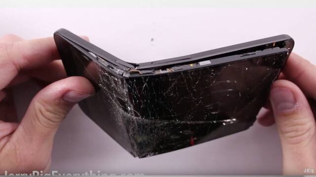 "Hablo completamente en serio cuando digo que mi hermanita pudo haber doblado este teléfono": la lapidaria conclusión del canal JerryRigEverything.