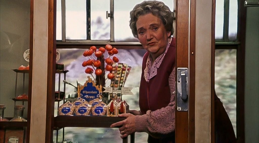 Margery Mason como la vendedora de dulces del tren