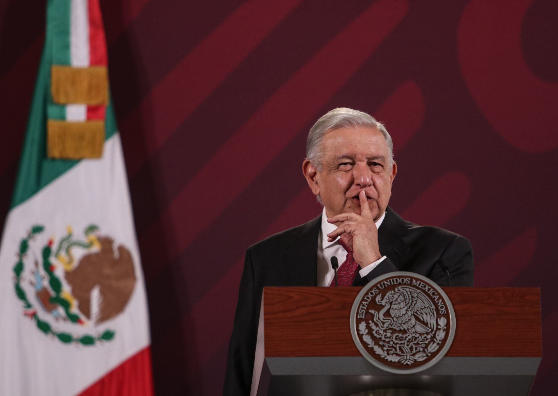 AMLO defiende la educación ante propuestas de Javier Milei