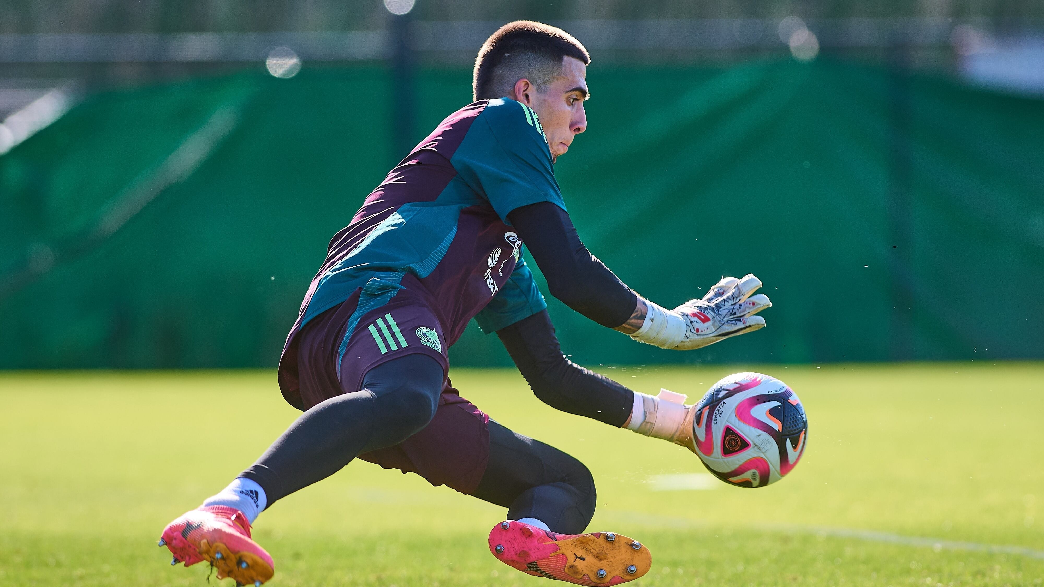 Alex Padilla con la Selección Mexicana.
