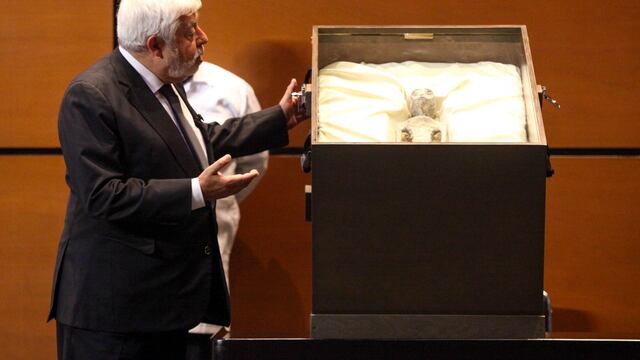 Jaime Maussan, presentó el un cuerpo de un ser no humano en la Cámara de Diputados