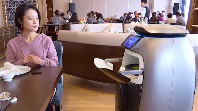 Uno de los robots que emplean el hotel FlyZoo de Alibaba.