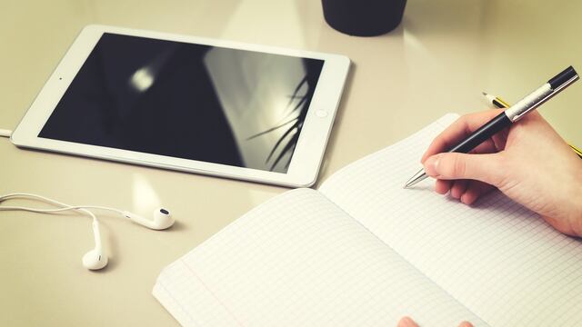 Intenta engañar a su maestra poniendo palabras en blanco