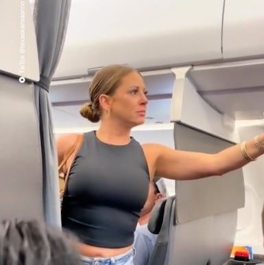 atrasó el vuelo por 3 horas debido a que alguien al fondo del avión “no era real”.
