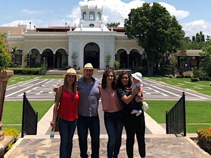Enrique Alfaro y su familia: a su derecha su actual esposa, a su izquierda 3 de sus hijas.