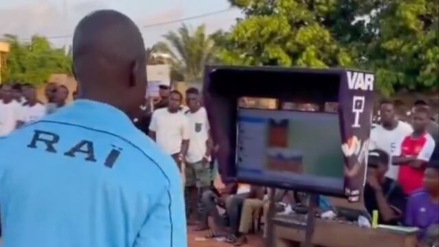 Árbitro revisa jugada en VAR por medio de Whatsapp