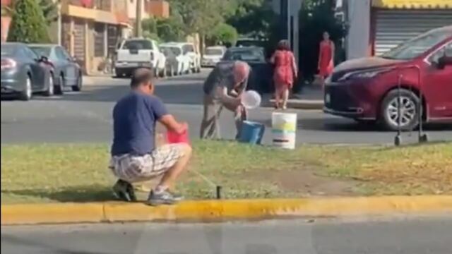 Vecinos de Nuevo León recolectan agua de aspersores