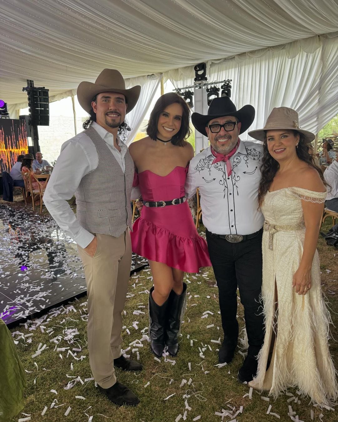 Tania Rincón con su novio Pedro Pereyra en fiesta del Borrego Nava.