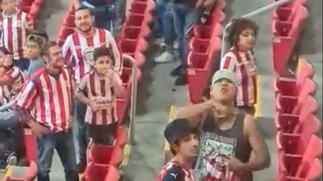 Aficionado de Chivas amenazó de muerte a seguidores del Atlas en pleno partido.