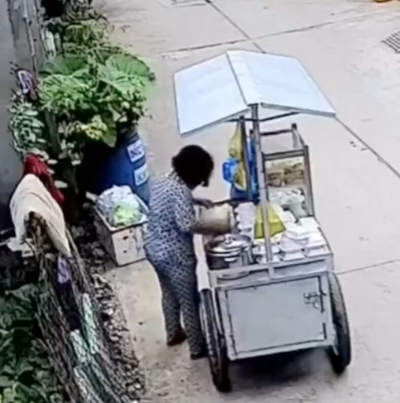 Mujer embarrándose los platos de comida