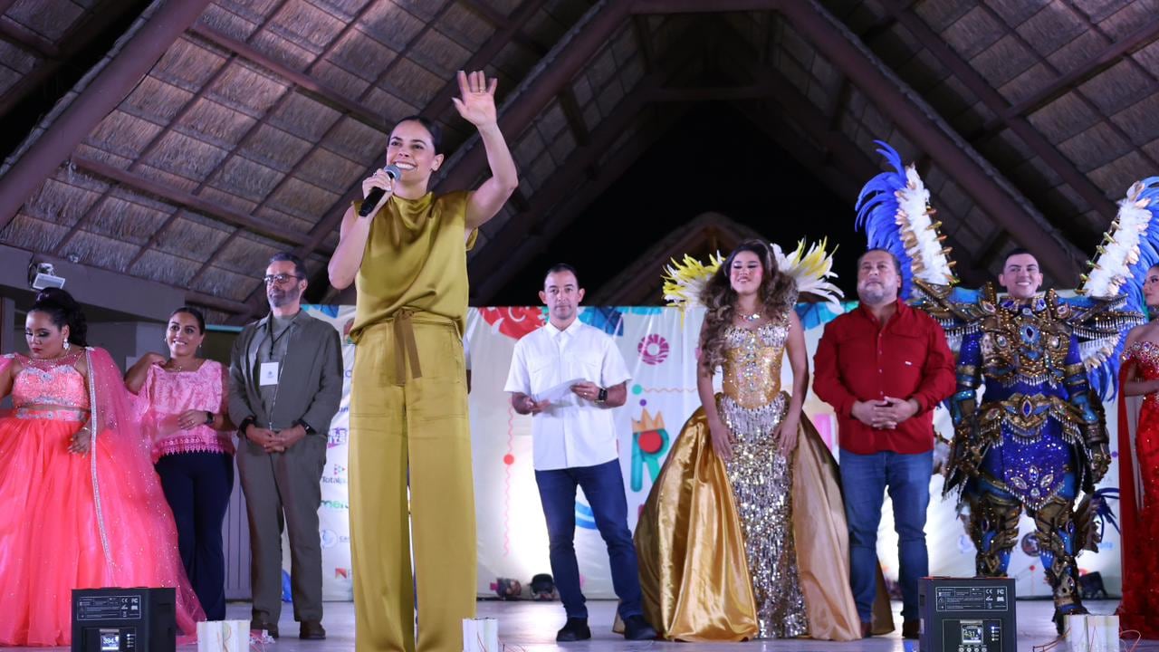 Ana Paty Peralta corona a los 12 reyes y reinas del Carnaval Cancún 2026