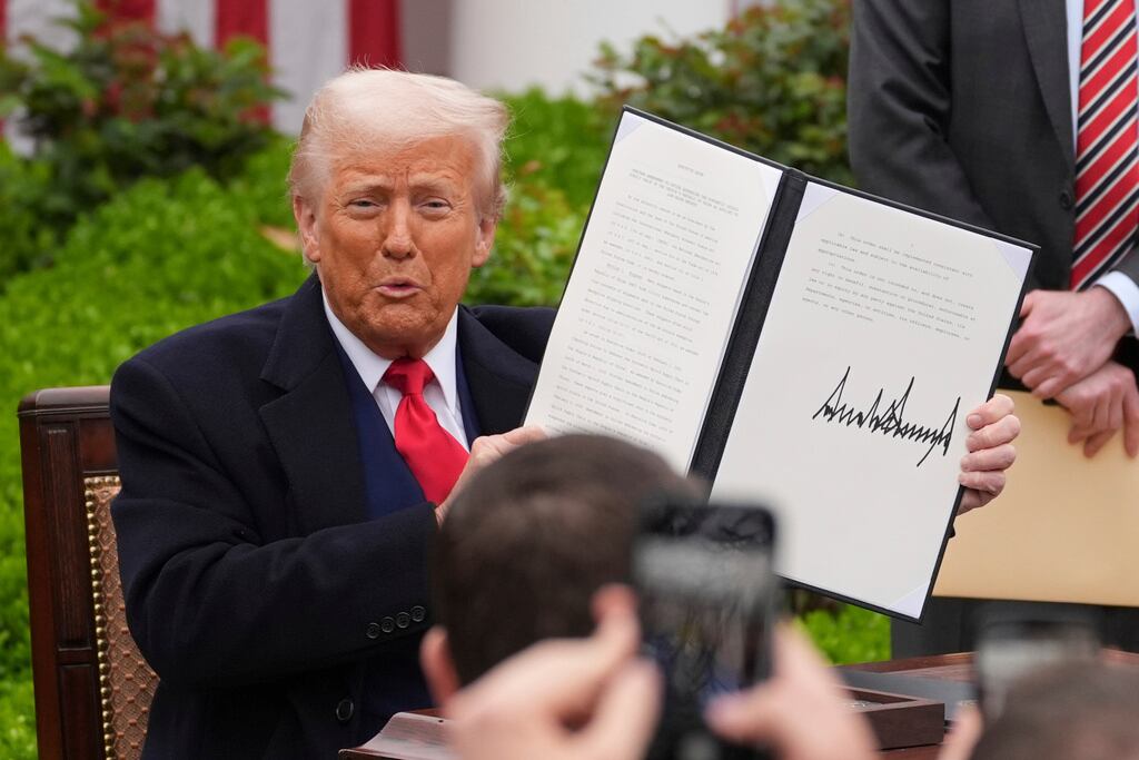 Donald Trump firma orden ejecutiva para aranceles recíprocos