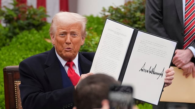 Donald Trump firma orden ejecutiva para aranceles recíprocos