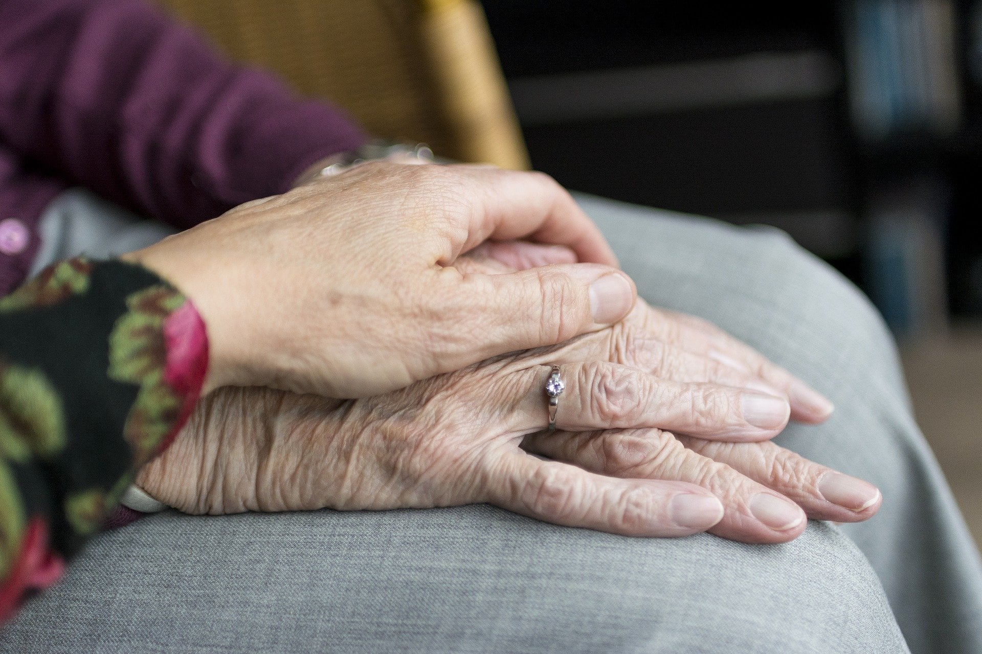 Engaña a su esposo diciéndole que tiene Alzheimer y roba su dinero