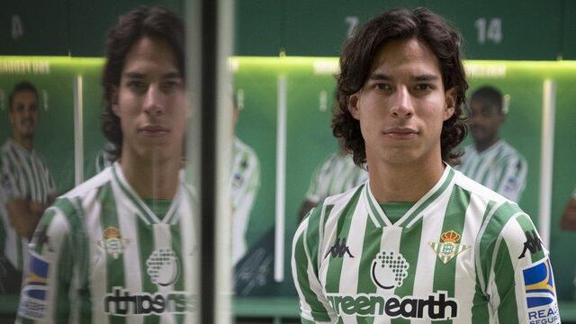 Lainez en su presentación con Betis.