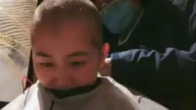 Doctores y enfermeras se rapan la cabeza por coronavirus