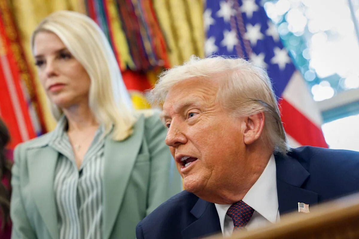 Trump pidió a Pam Bondi resultados contra sus rivales; borró el mensaje después