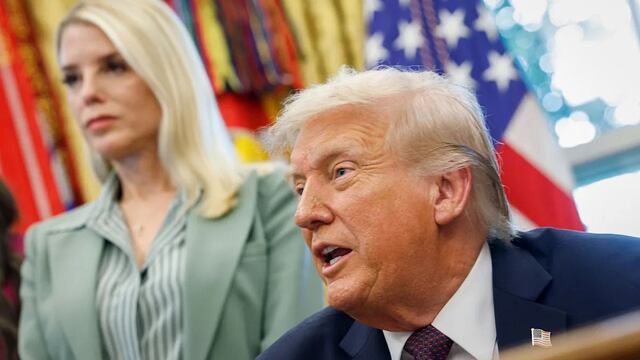 Trump pidió a Pam Bondi resultados contra sus rivales; borró el mensaje después