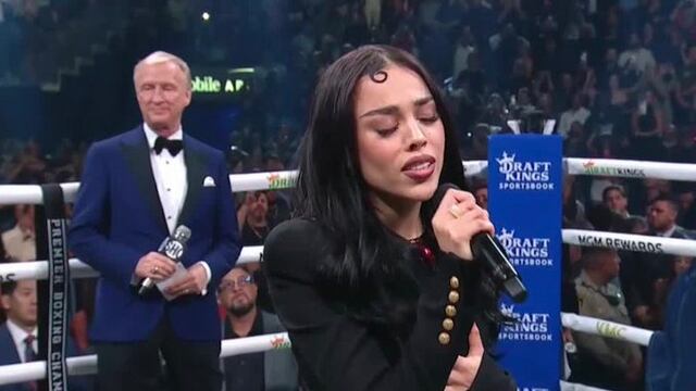 Danna Paola cantando el Himno Nacional Mexicano