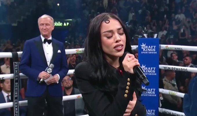 Danna Paola cantando el Himno Nacional Mexicano