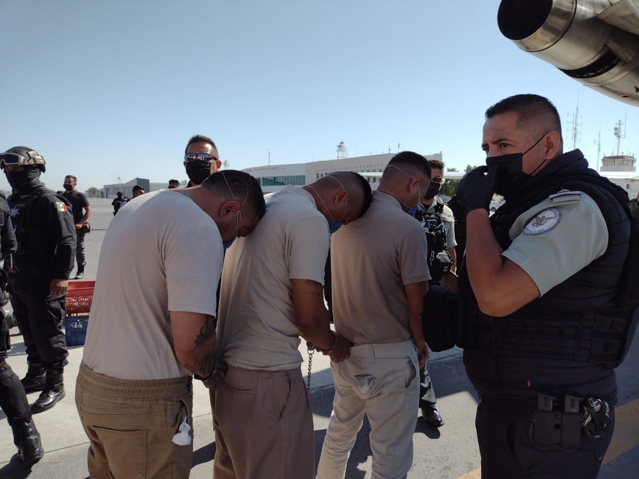 Traslado de 133 internos a penales federales en Coahuila por parte SSPC.