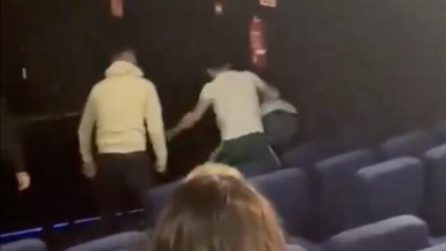 Boxeador golpea a hombre en cine