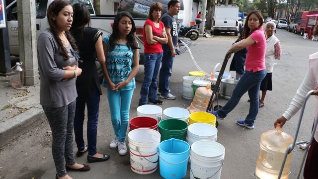 Mujeres acarreando agua. Saúl López/Cuartoscuro