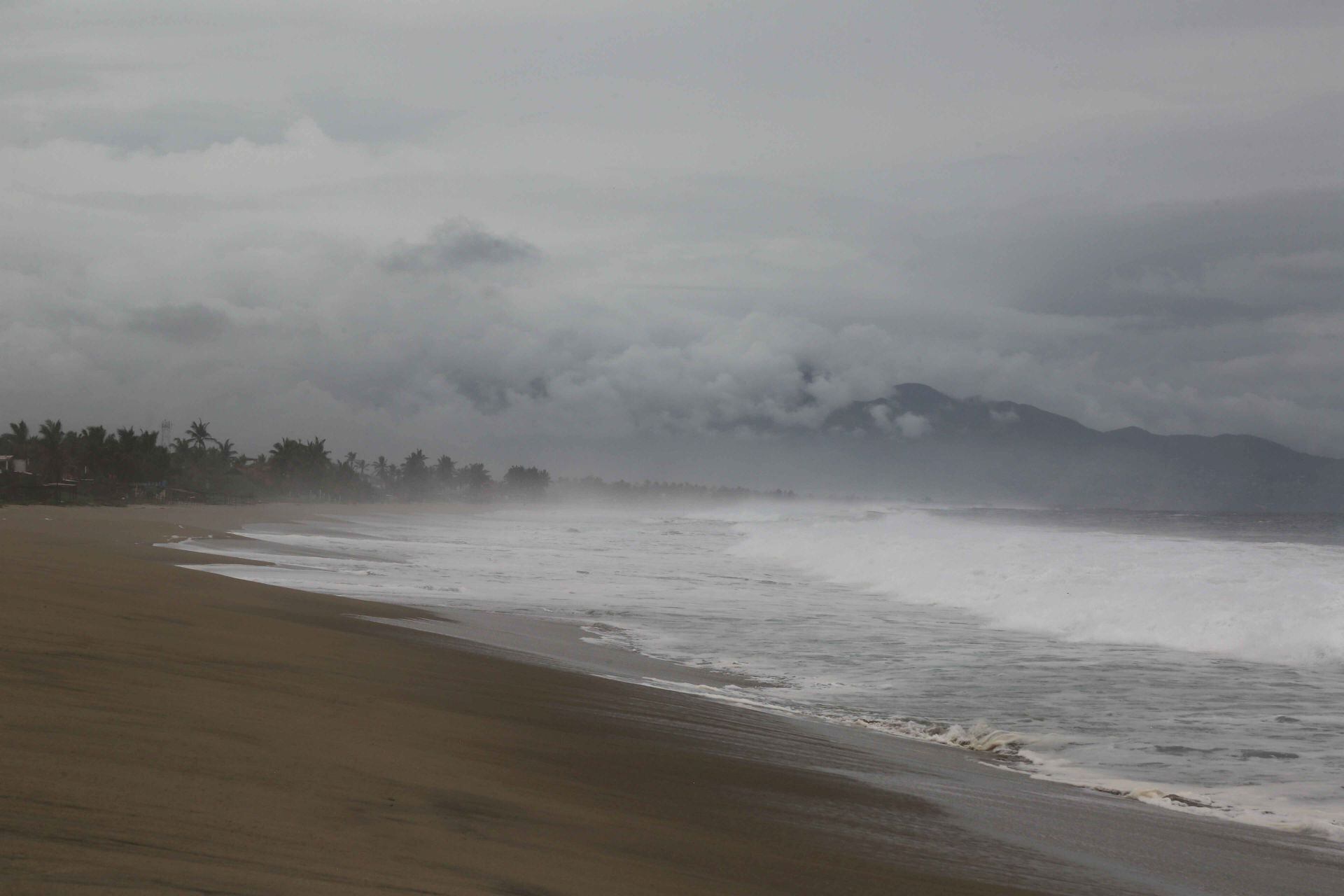 La tormenta tropical Simón se encuentra frente a las costas de Guerrero, Oaxaca y Michoacán.