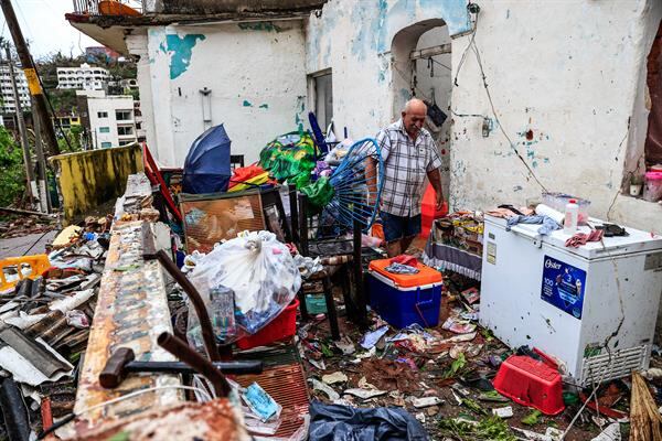 Daños provocados en calles de Acapulco por el huracán Otis