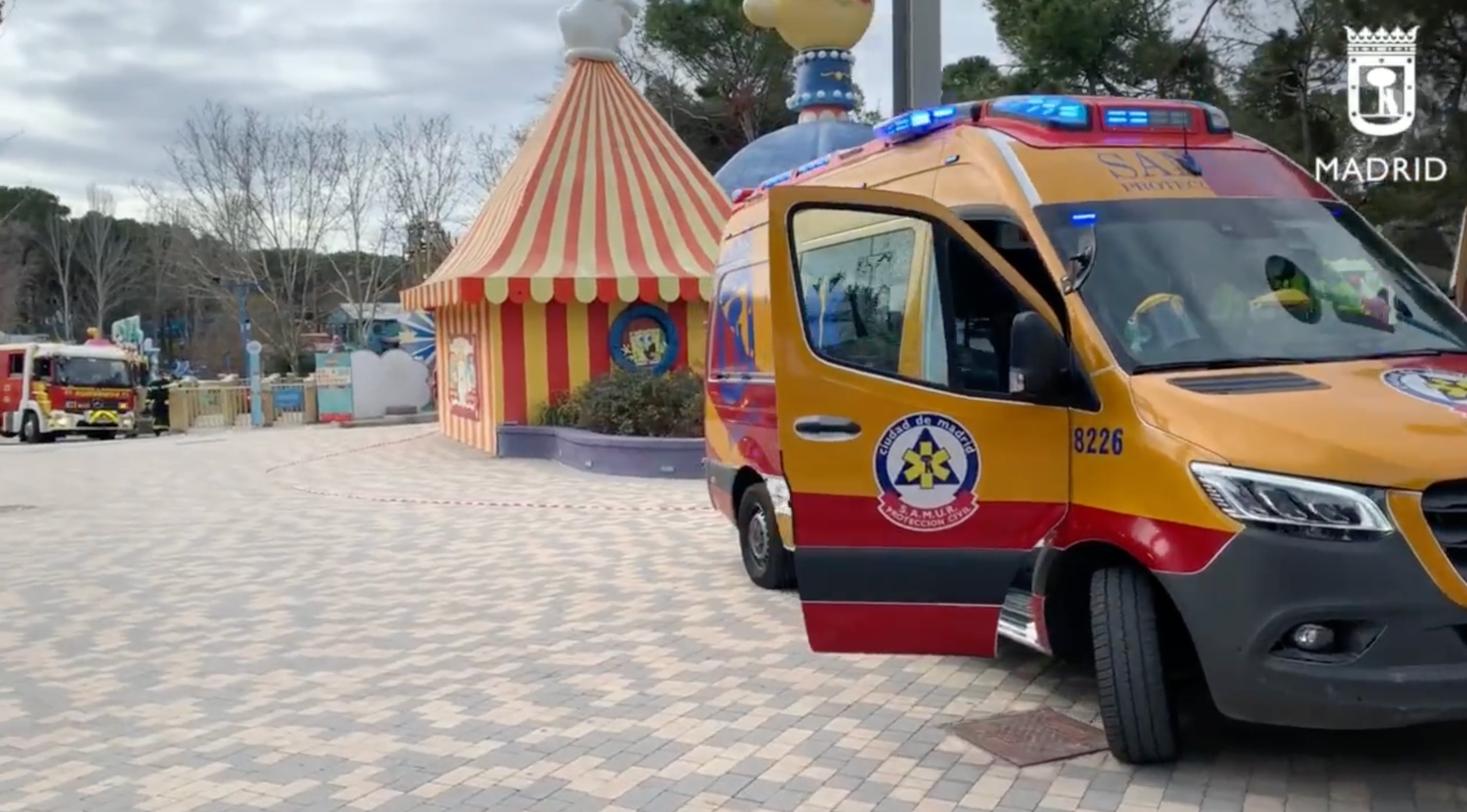 Cuerpos de emergencia en parque de atracciones de Madrid