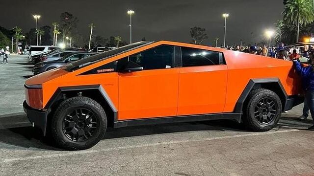 Fosfotruck: Samuel García pintó de naranja la Cybertruck