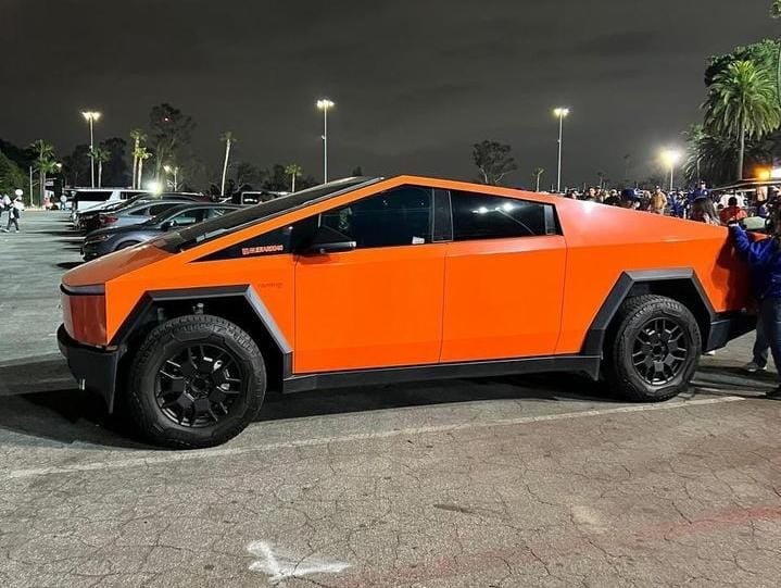 Fosfotruck: Samuel García pintó de naranja la Cybertruck