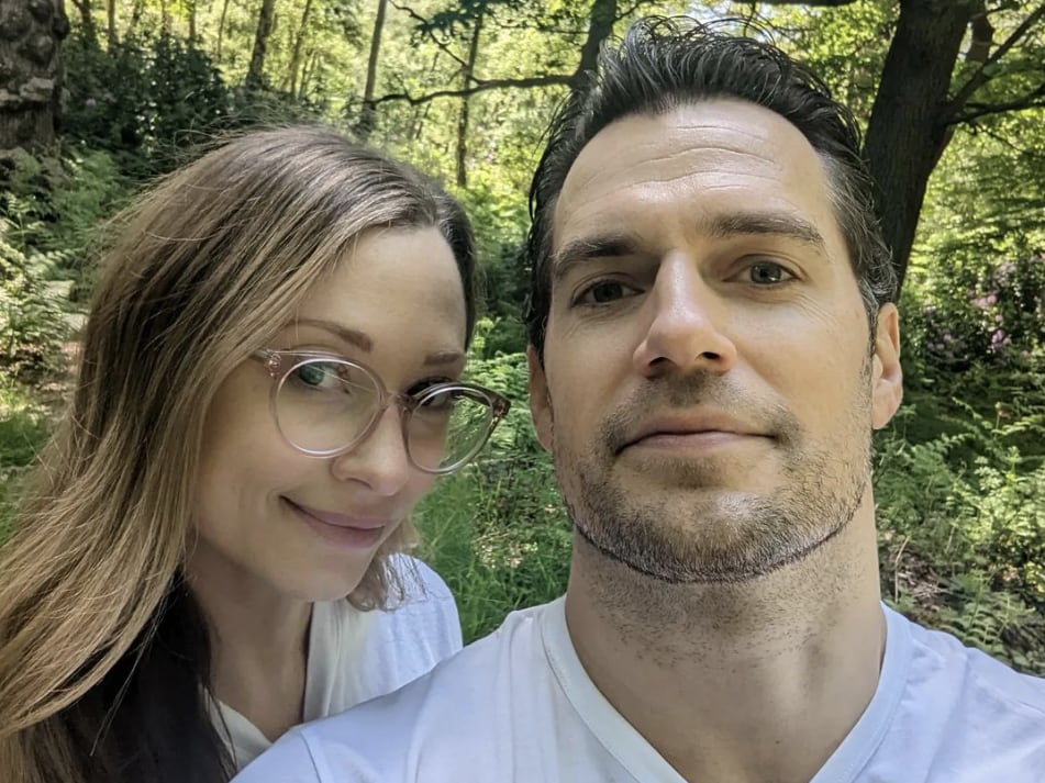 Henry Cavill se mostró feliz con su novia Natalie Viscuso