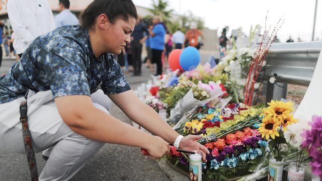 Una mujer enciende una veladora frente al Walmart donde 20 personas murieron asesinadas el pasado 3 de agosto.