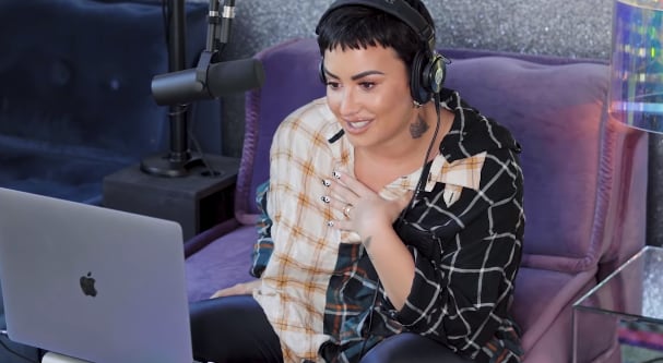 Demi Lovato en su podcast en YouTube.