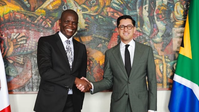 Roberto Velasco recibe a representante de Sudáfrica previo a la inauguración del Mundial 2026